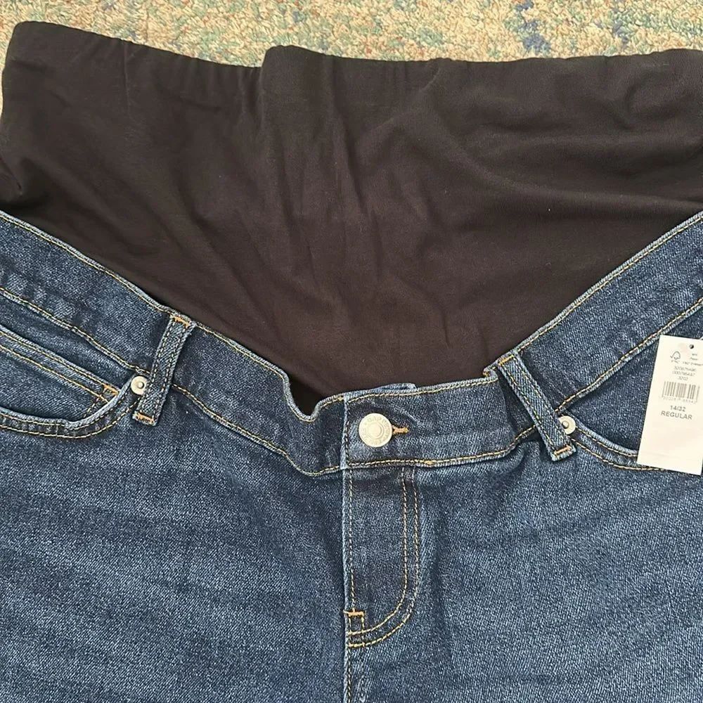 NWT GAP Women's Dark Blue Maternity Jeans - Picture 3 of 5